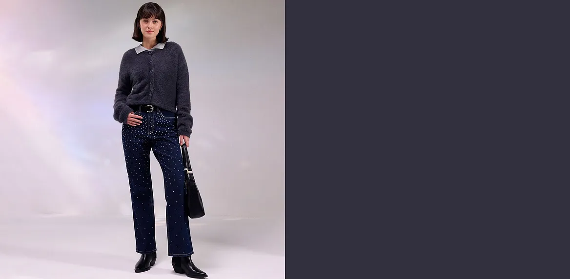 Giacca scura, jeans con strass e borsa abbinata.