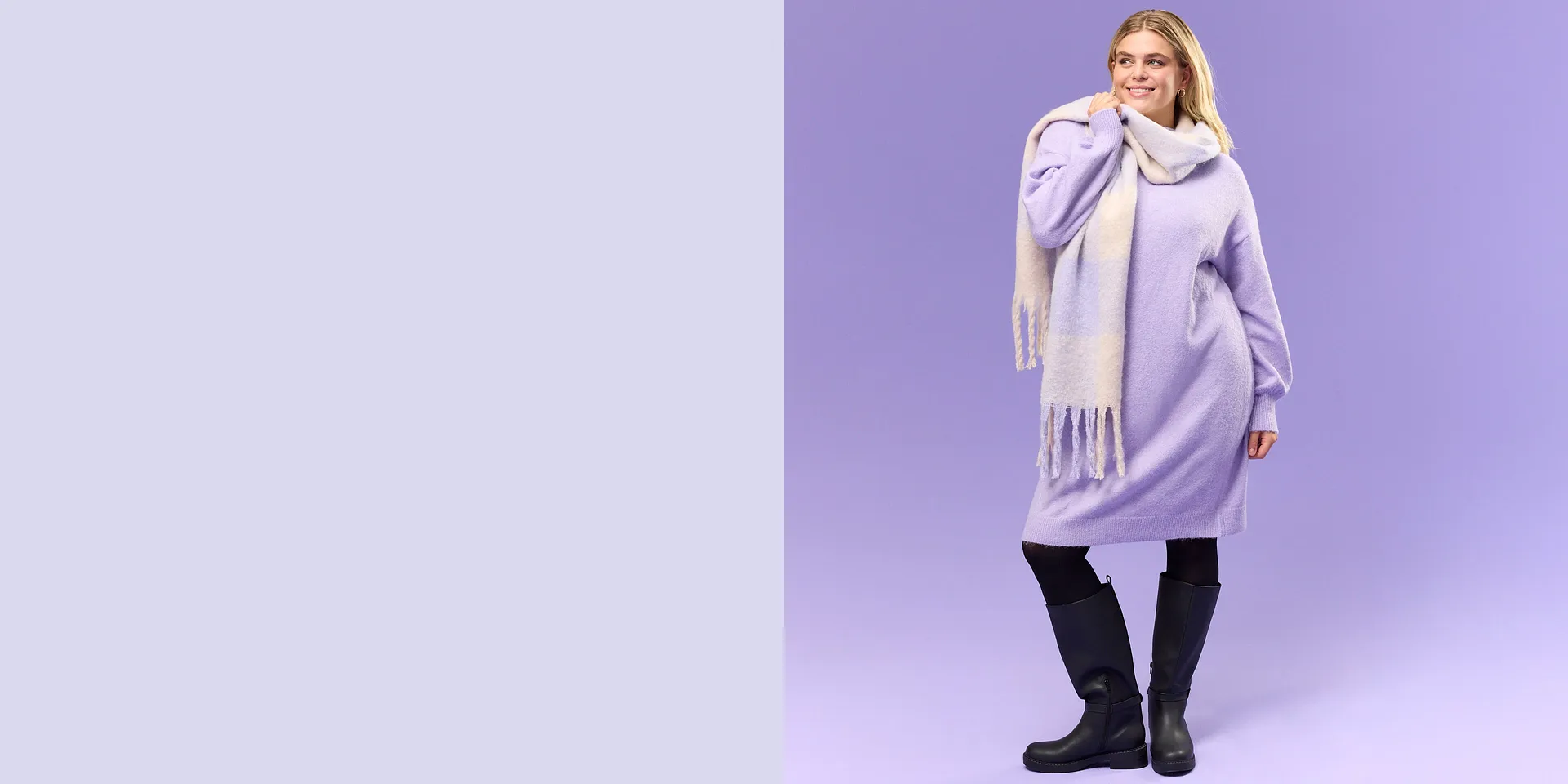 Abito viola lavorato a maglia con sciarpa bianca, collant scuri e stivali neri.