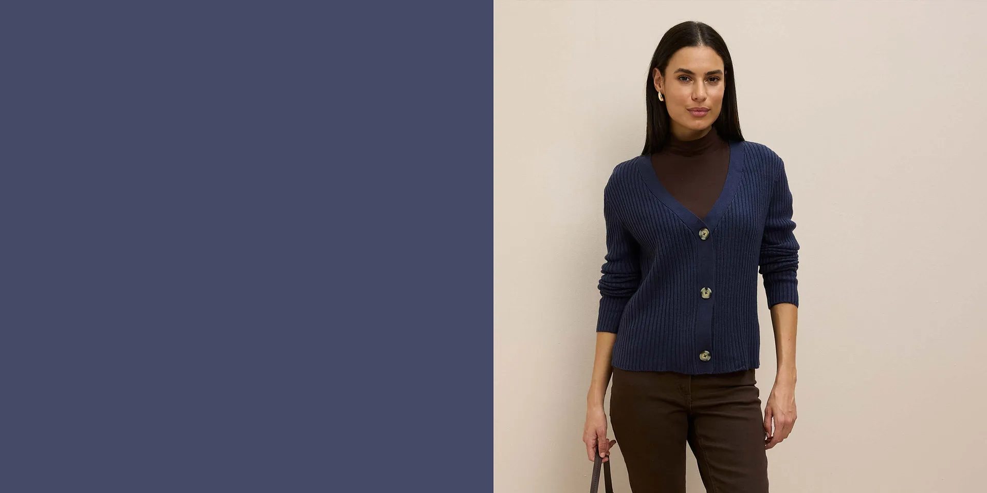 Elegante cardigan lavorato a maglia blu navy con bottoni.