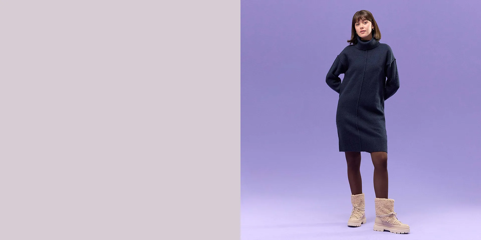 Elegante abito in maglia blu scuro con collo alto.