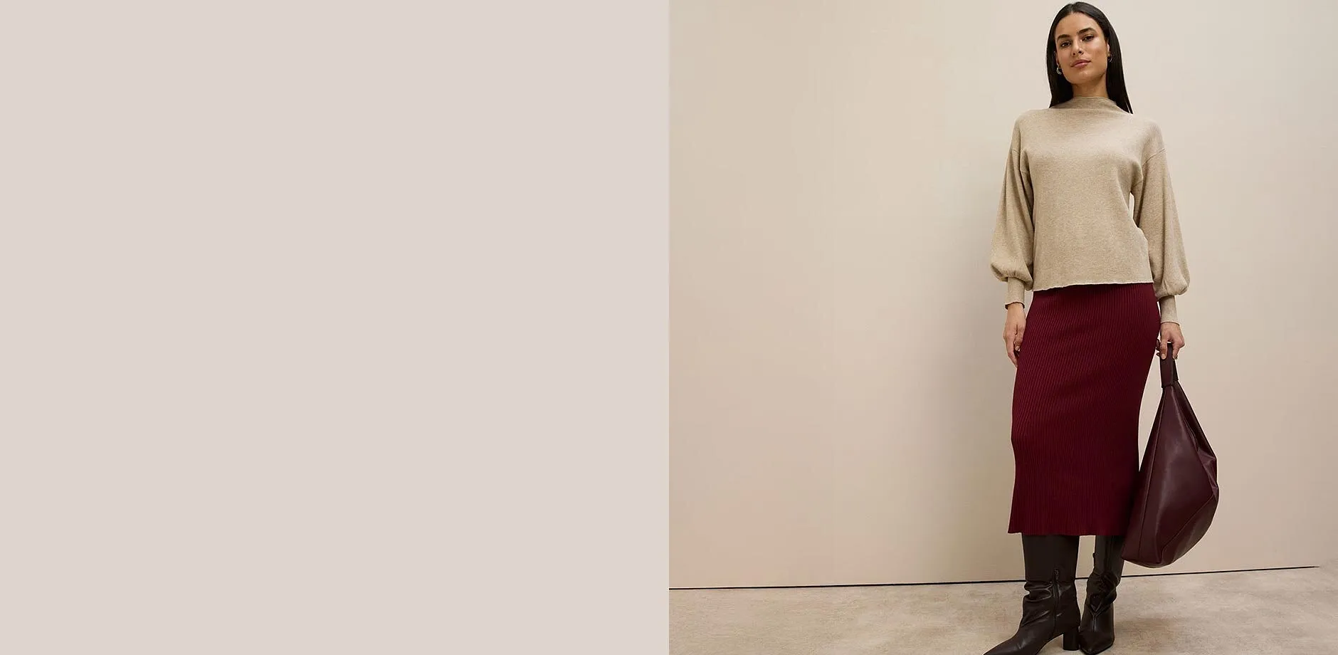 Maglione beige, gonna di maglia color vino rosso, stivali marroni e grande borsa color bordeaux.