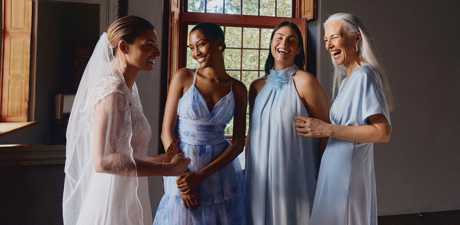 Un abito azzurro con scollo all'americana e un abito con spalline azzurro e bianco a fantasia.