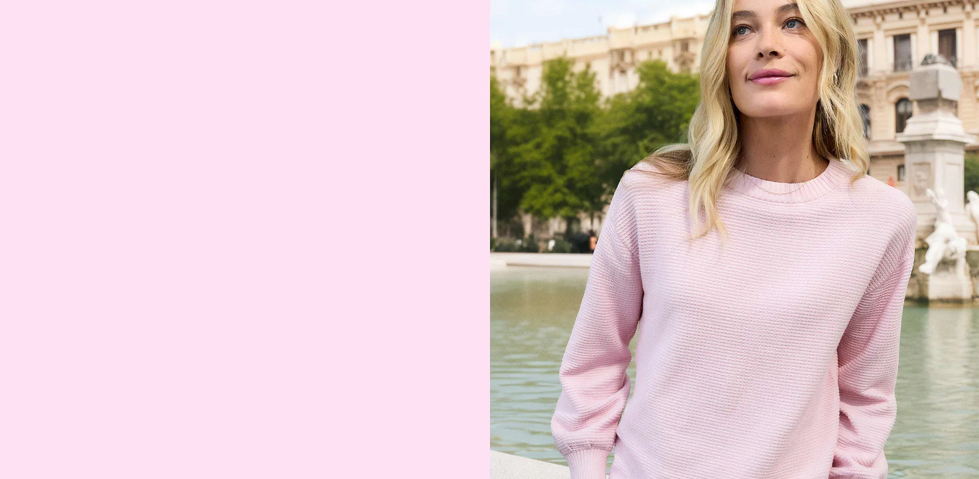 Maglione rosa con scollo rotondo.