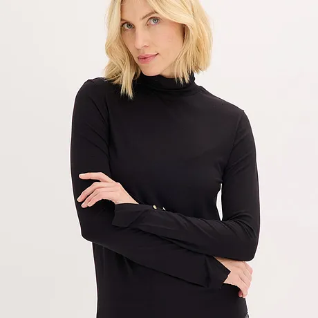 Maglia nera a collo alto con maniche lunghe.