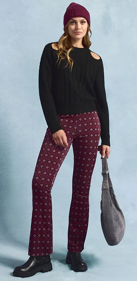 Maglione nero, leggings fantasia bordeaux, borsa grigia e berretto bordeaux.