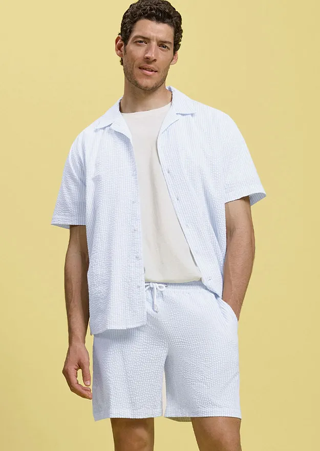 Uomo - Camicia stile resort in seersucker, loose fit - Azzurro polvere / bianco a righe