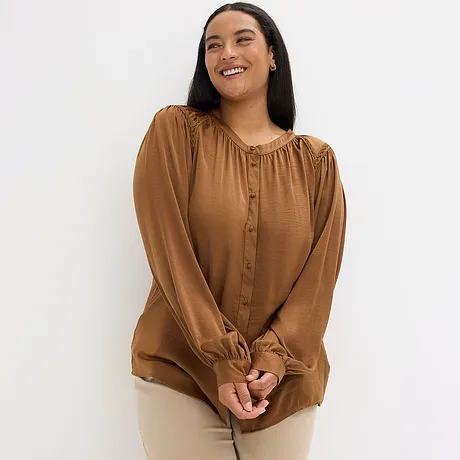 Camicetta marrone con abbottonatura e scollo arricciato.