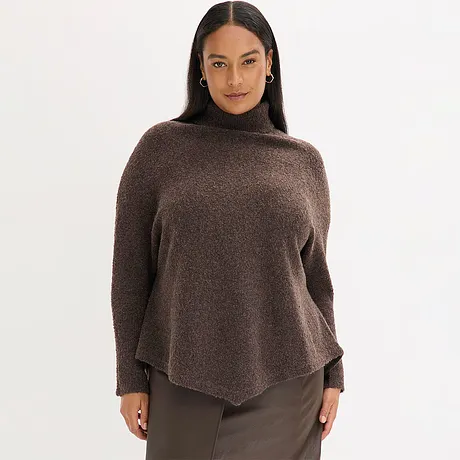 Maglione a collo alto marrone con orlo asimmetrico.