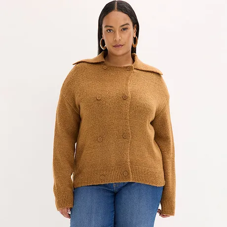 Cardigan marrone con bottoni e colletto, abbinato a jeans blu.