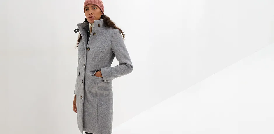 Elegante cappotto di lana grigio, berretto e sciarpa marroni.