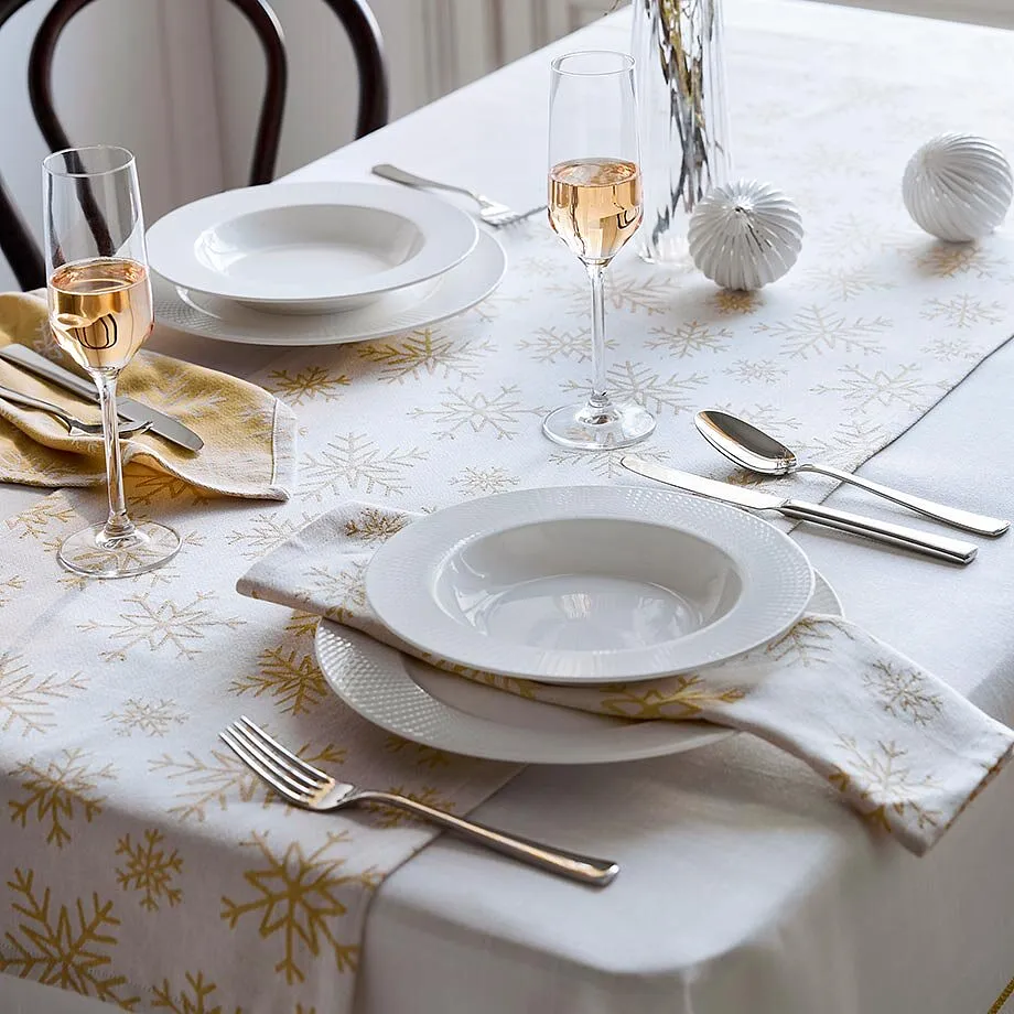 Tavola apparecchiata in bianco.