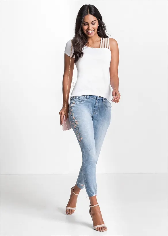 Jeans con ricami a vita media, bonprix