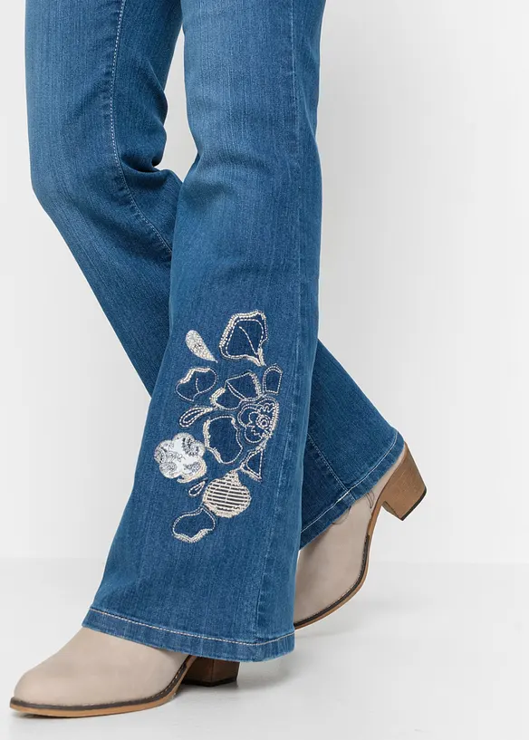 Jeans a zampa con ricami floreali, bonprix
