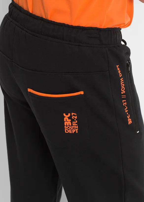 Pantaloni da jogging con pratiche tasche zippate, bonprix