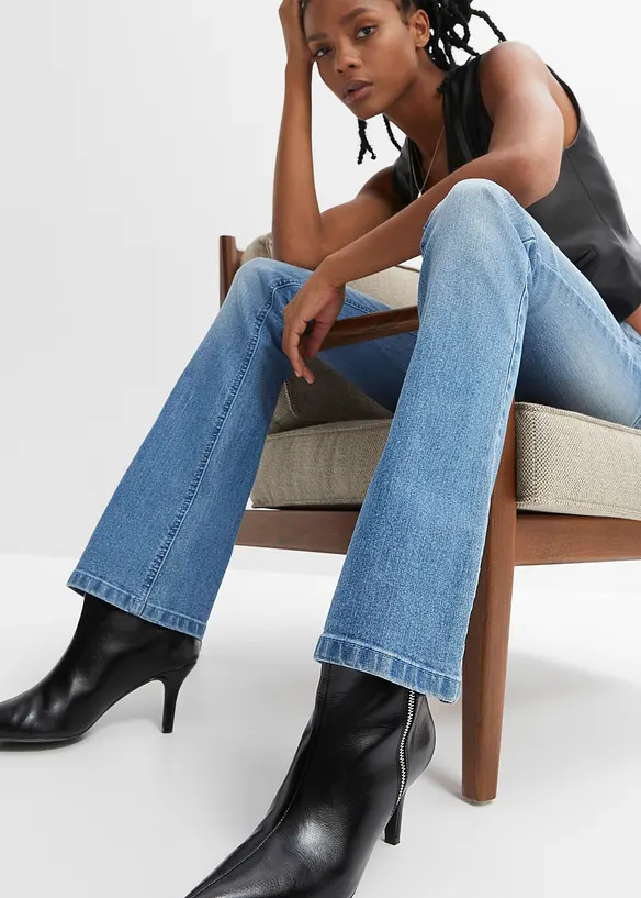 Jeans a zampa elasticizzati, vita media, bonprix