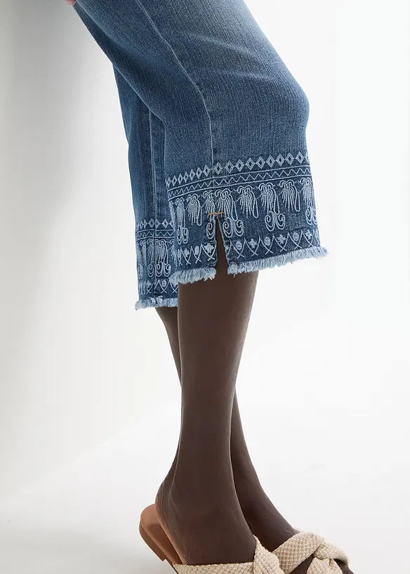 Jeans capri con ricami, bonprix