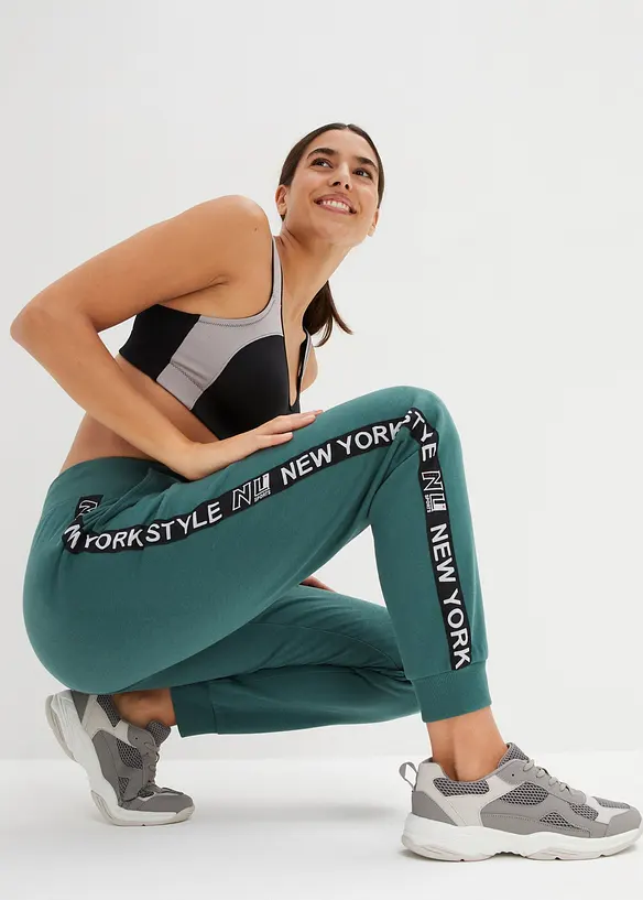 Pantaloni in felpa con elastico in vita e stampa con scritta, bonprix