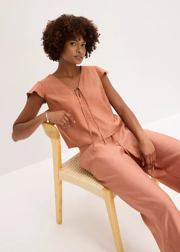 Blusa con effetto lucido e maniche a volant, bonprix