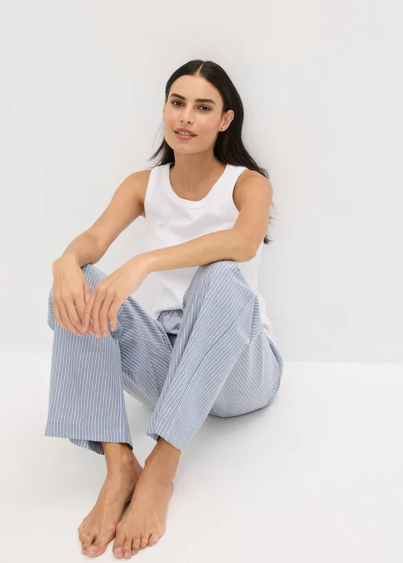 Pigiama con top a costine e pantaloni in tessuto, bonprix