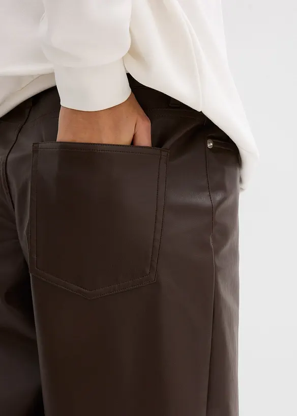Pantaloni barrel in similpelle, vita media, bonprix