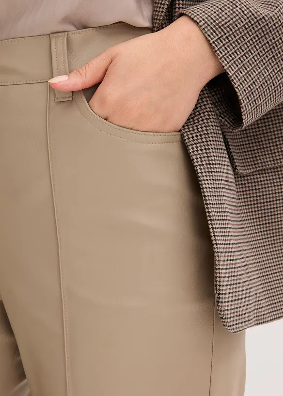 Pantaloni in similpelle con piega, wide leg, bonprix
