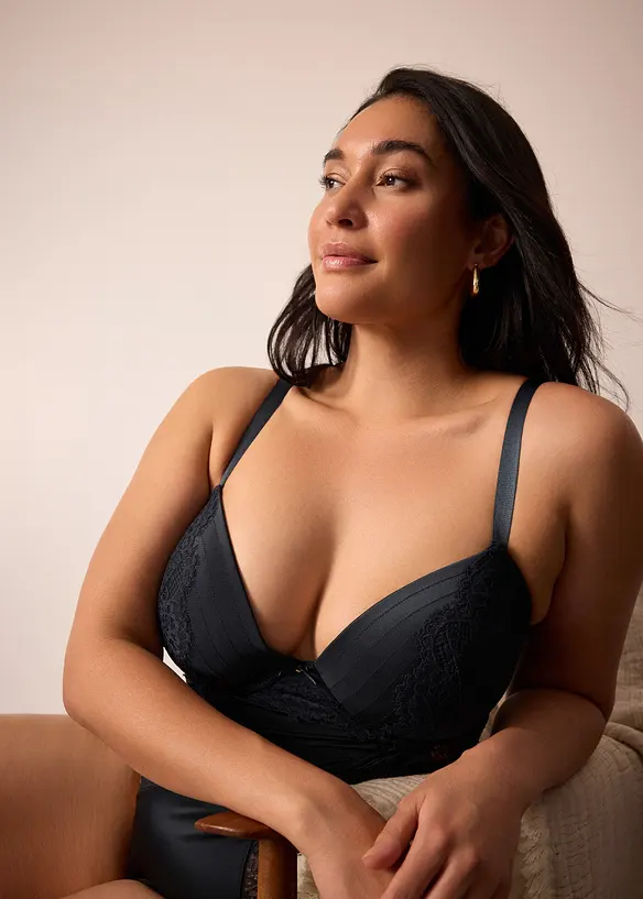 Body con perizoma e effetto lucido, bonprix