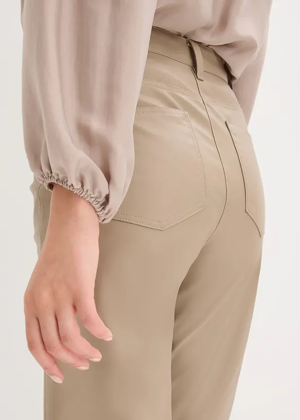 Pantaloni in similpelle con piega, wide leg, bonprix