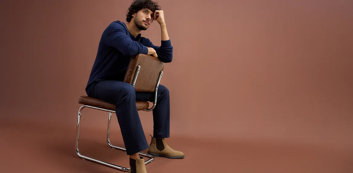 Elegante maglione blu scuro abbinato a pantaloni blu scuro. 