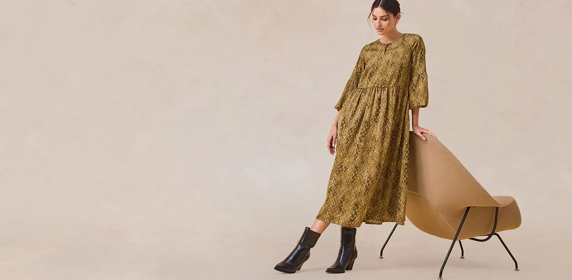 Elegante abito verde con maniche lunghe.