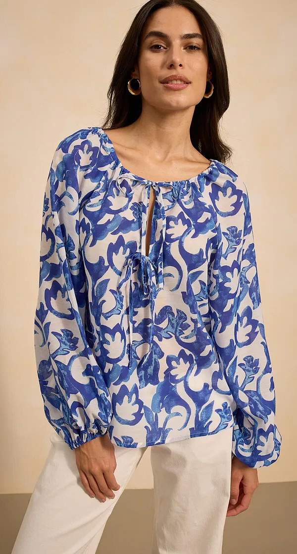 Blusa leggera con motivo floreale blu e bianco e maniche lunghe.