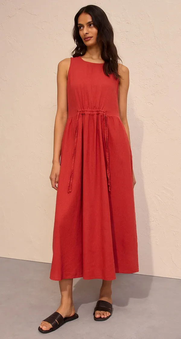 Elegante abito midi rosso senza maniche.