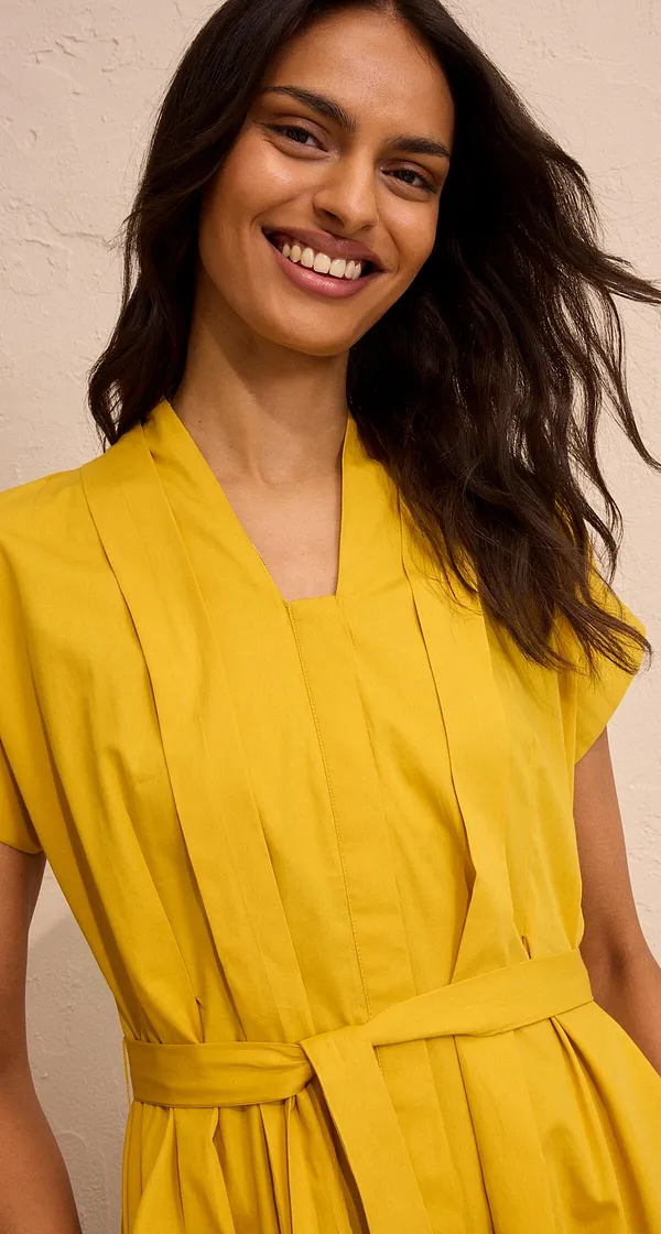 Top giallo brillante con scollo a V.