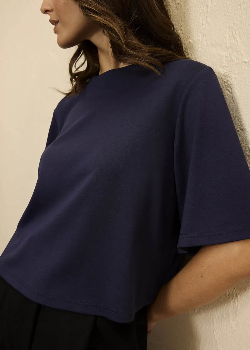 Maglia ampia blu scuro con maniche corte. 