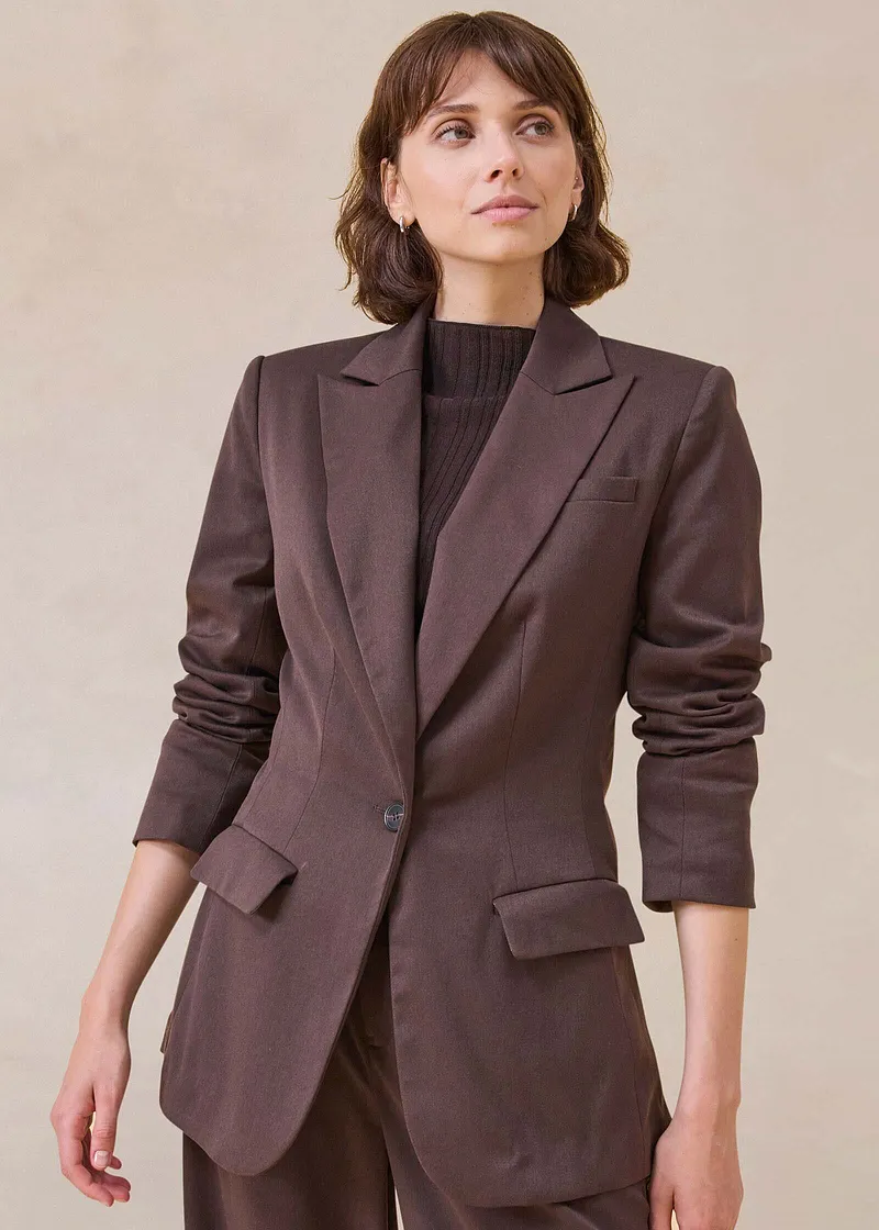 Elegante blazer marrone con bottoni e tasche.