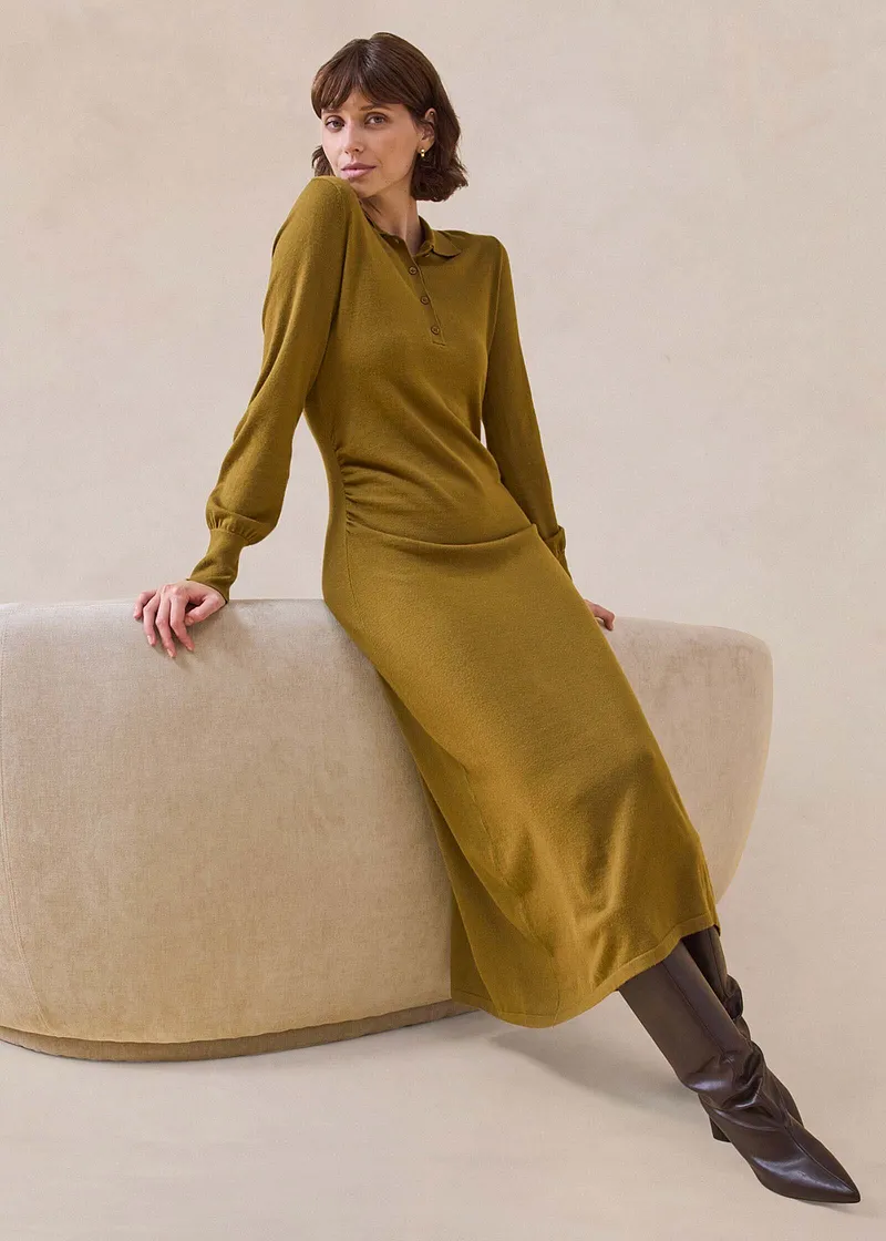 Elegante abito giallo senape con maniche lunghe.