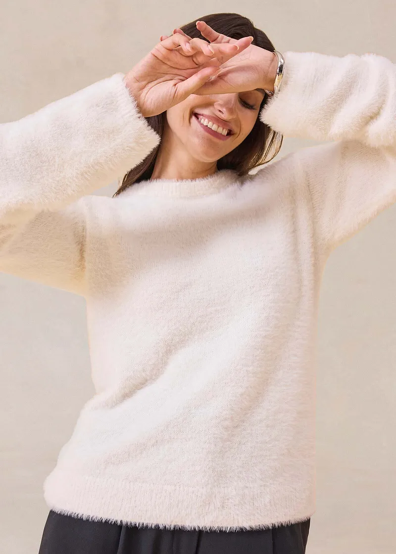 Maglione bianco morbido.
