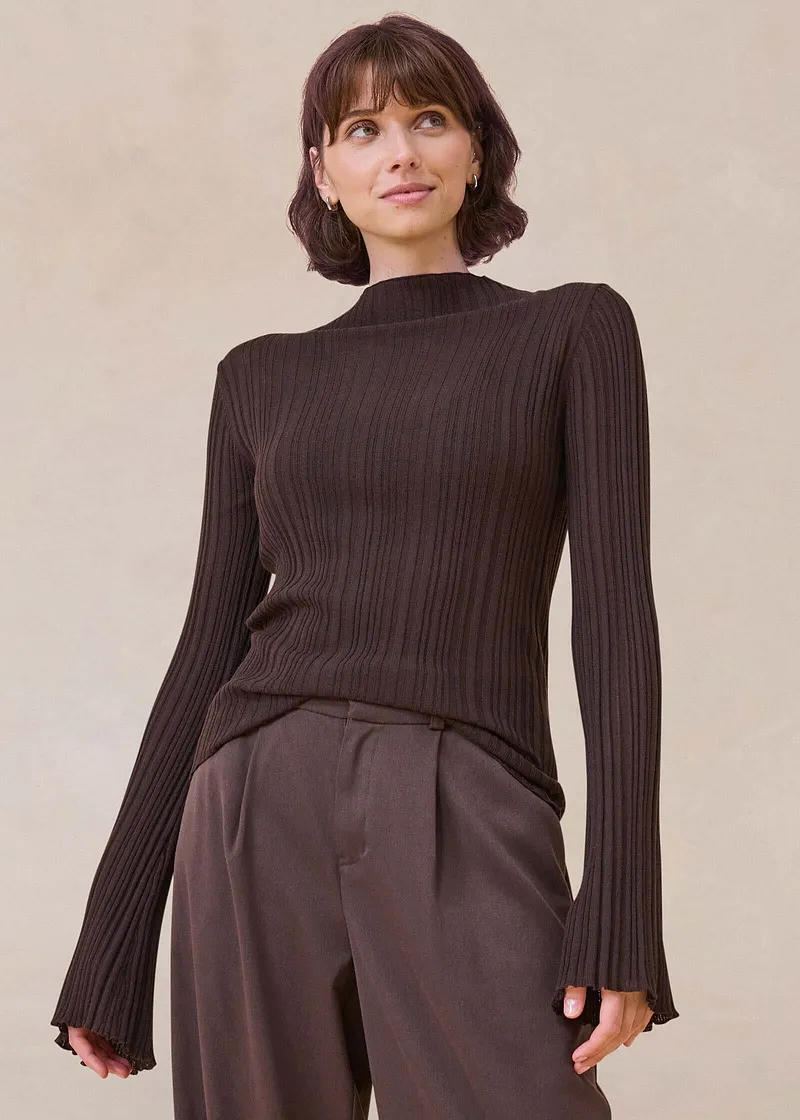 Un maglione a collo alto marrone con motivo a coste.