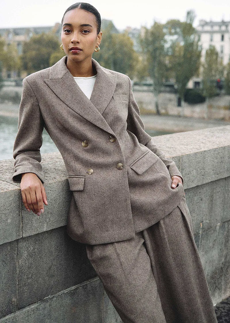 Un elegante blazer marrone con pantaloni larghi.