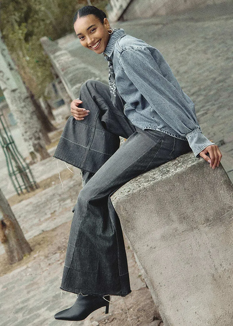 Combinazione di giacca di jeans, cappotto grigio e jeans.