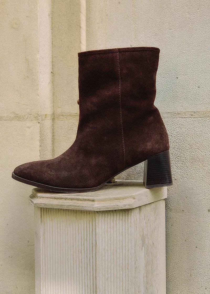 Elegante stivale in pelle scamosciata marrone con tacco medio.