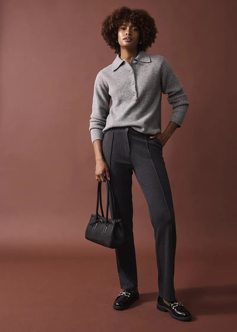 Eleganti pantaloni grigi in tessuto con piega stirata.