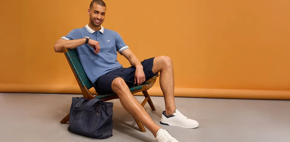 Polo sportiva, pantaloncini corti e sneakers bianche.