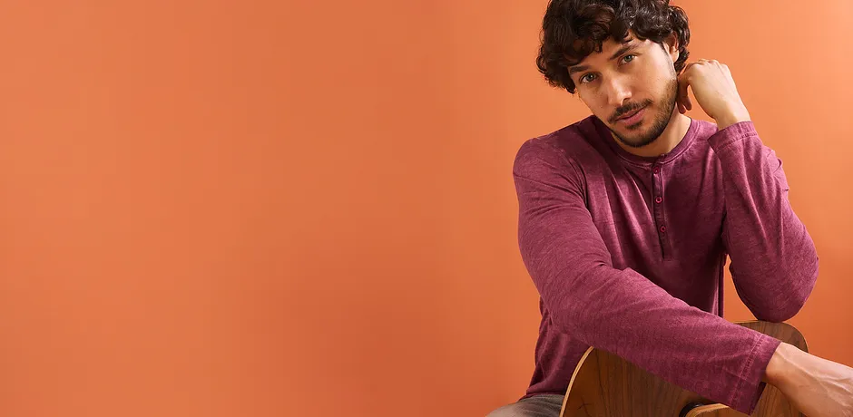 Un look casual con maglietta bordeaux e jeans per l'autunno.