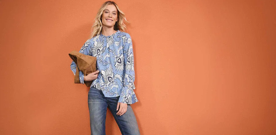 Blauweiße Bluse mit floralem Muster, kombiniert mit Jeans. Lockerer Stil für einen entspannten Look.