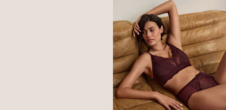 Un reggiseno con pizzo e biancheria intima coordinata in bordeaux.