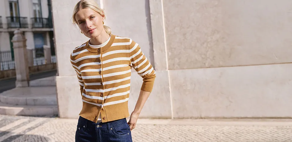 Cardigan a righe in giallo senape e bianco. 