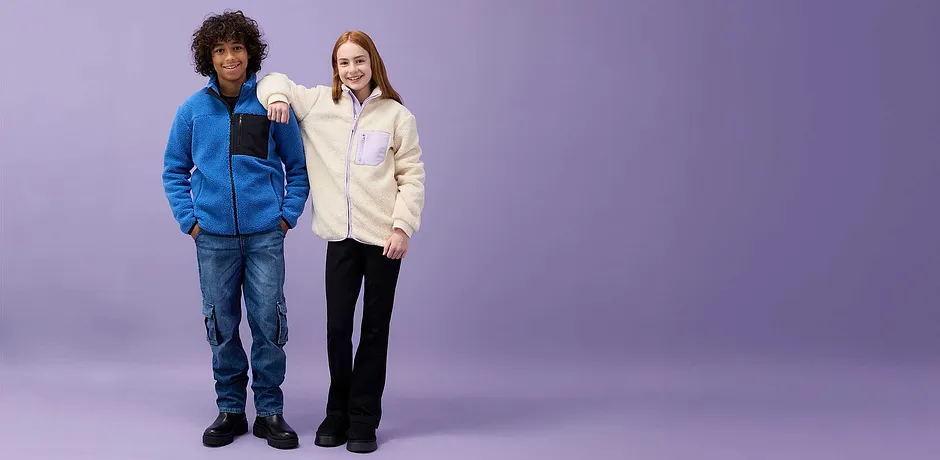 Giacca blu e giacca in pile chiara per un look invernale casual e caldo.