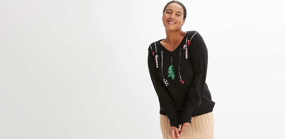 Maglione nero con motivi natalizi.