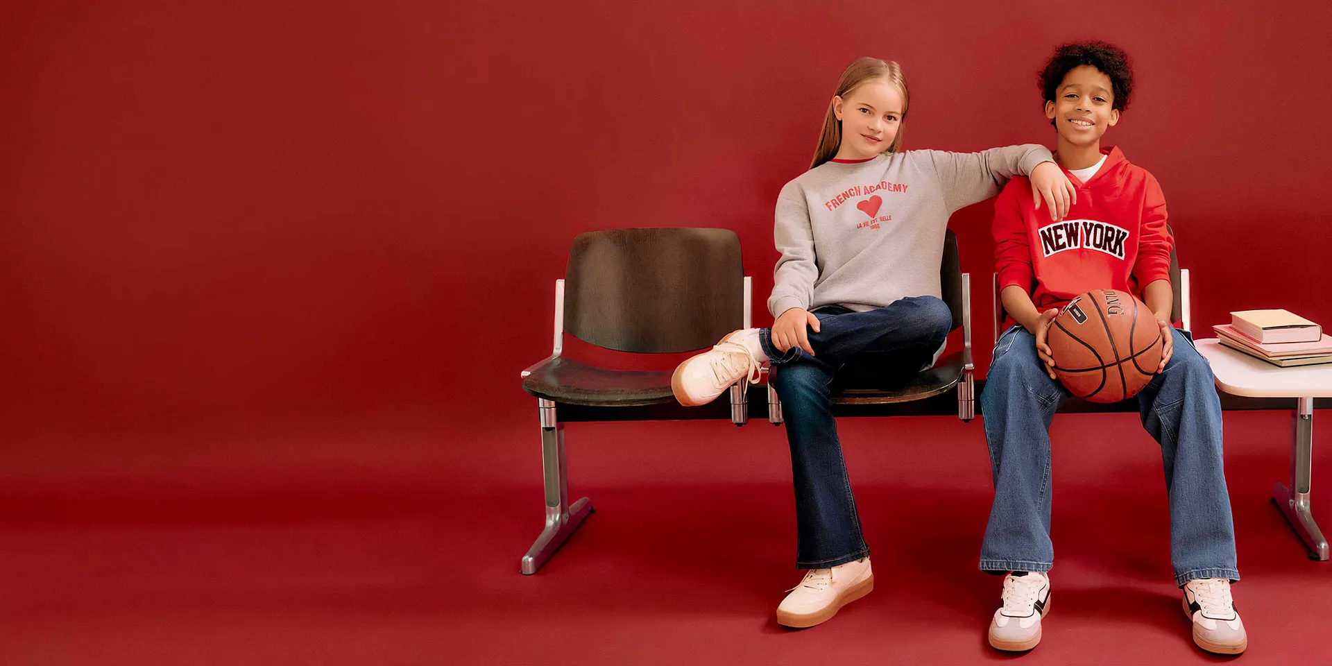 Stile casual: jeans, T-shirt e scarpe da ginnastica. Abbigliamento quotidiano comodo in rosso e bianco.