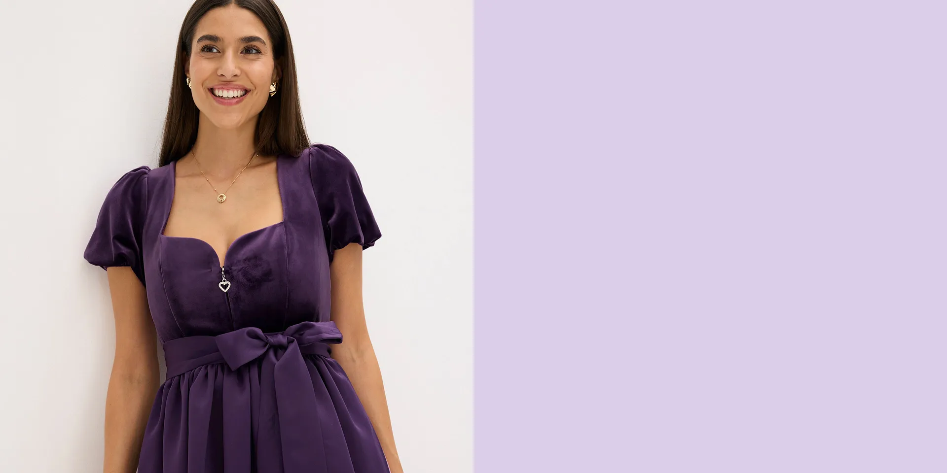 Elegante abito viola con fiocco in vita e maniche corte. Scollo femminile.